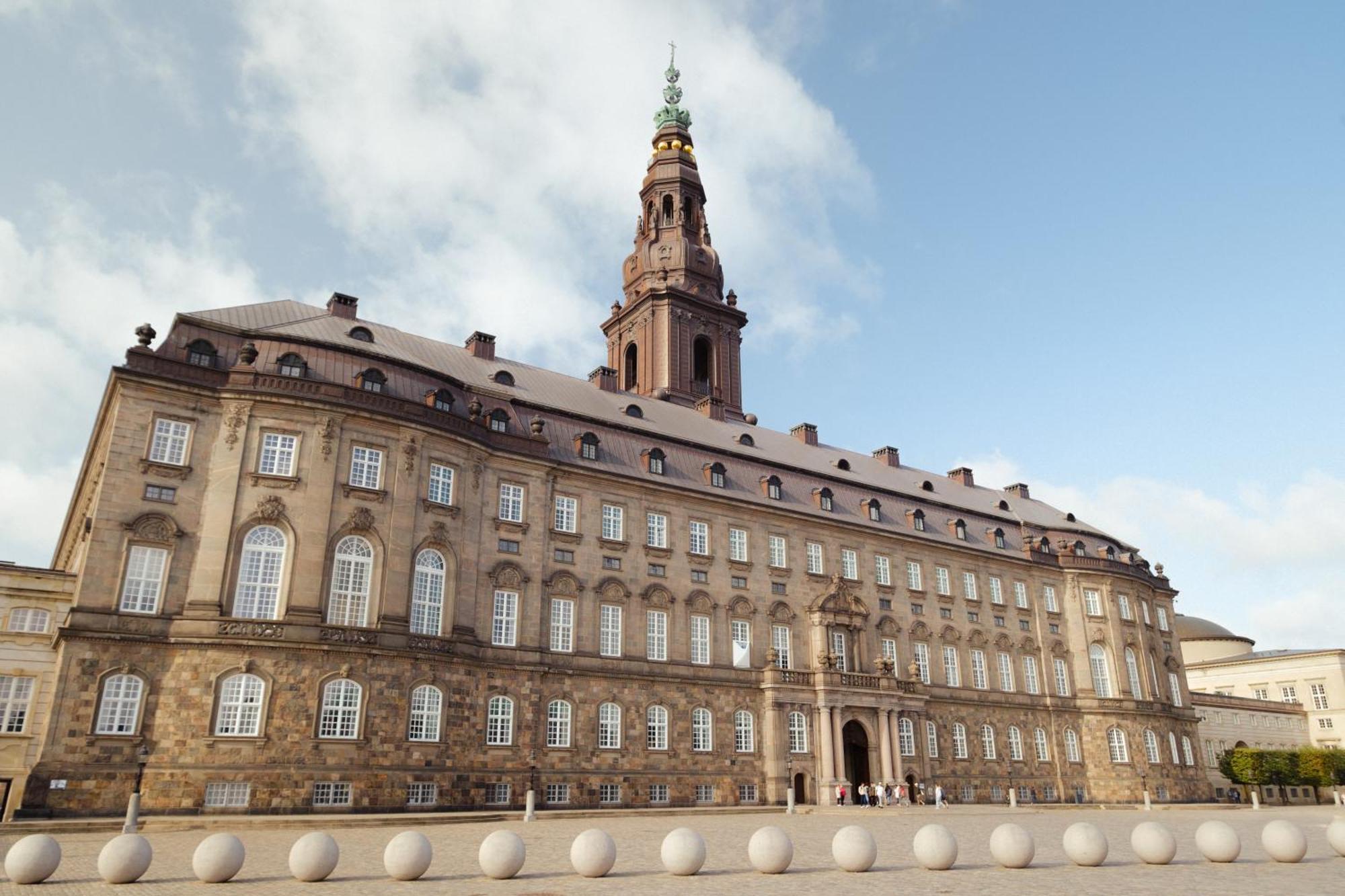 Centrally Located In Apartment
