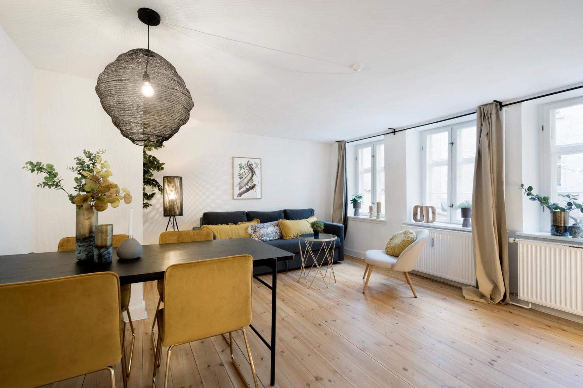 Centrally Located In Apartment *